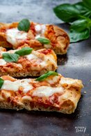 Pinsa, mozzarella, gemarineerde olijfjes